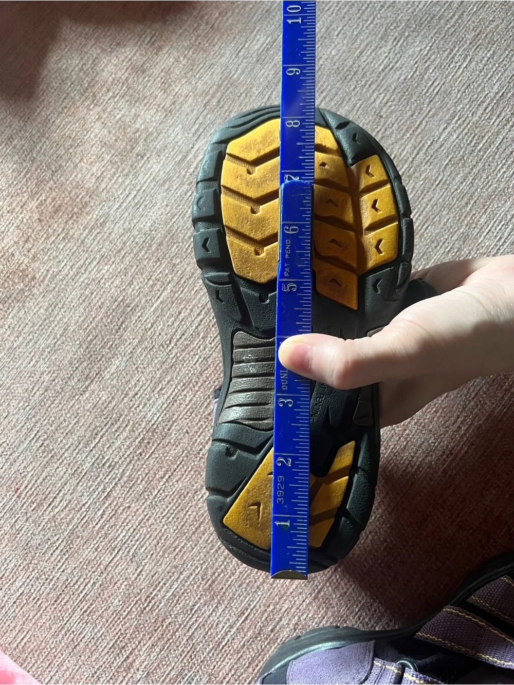 Keen Youth size 2 Closed-Toe Sport Sandals in Purple and Black